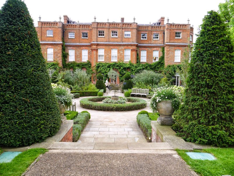 grove hotel gardens sculpture